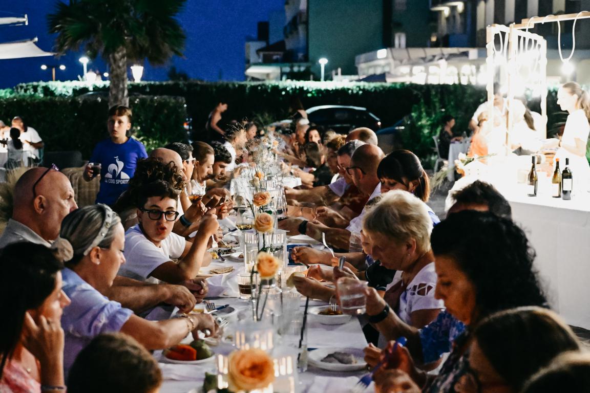 cena in giardino hotel mexico sul mare a bellaria