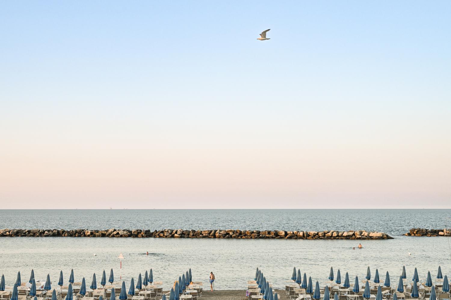 albergo sul mare con parchegio e piscina a bellaria